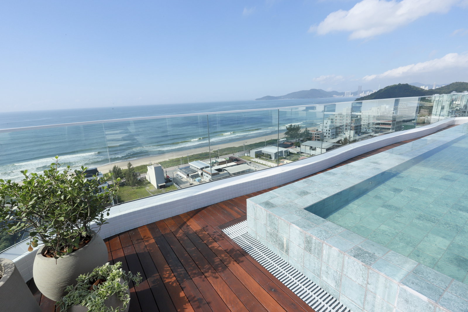 Piscina na cobertura com vista para o mar
