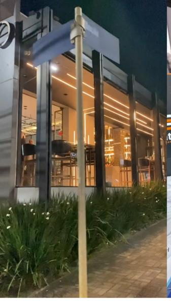 Fachada iluminada de espaço de evento à noite