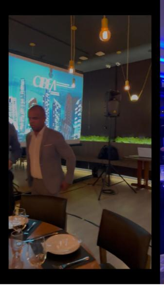 Roberto em evento com telão ao fundo